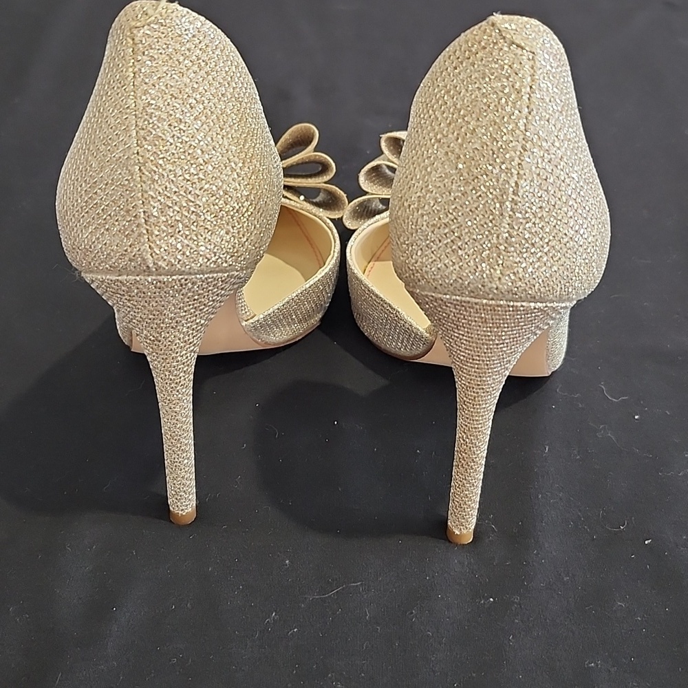 Betsey Johnson Prince Gold Glitter 4" Heel D'Orsay Pump with Bow Accent Size 6.5 - Picture 4 of 7